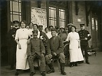 Vorschaubild Gruppe von Soldaten und Krankenschwestern am Bahnhof von Weilburg?, 1914