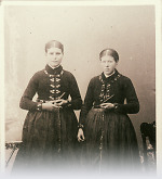 Vorschaubild Zwei junge Frauen aus Bauerbach, um 1900