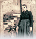 Vorschaubild Frau aus Bauerbach mit ihrer Tochter, um 1953