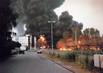 Vorschaubild Die brenndende Dill und hohe Rauchsäulen bei der Brandkatastrophe in Herborn, 7. Juli 1987