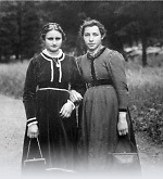 Vorschaubild Zwei junge Frauen aus Röddenau, um 1919