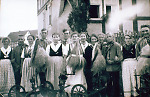 Vorschaubild Trachtengruppe aus Röddenau während des Erntedankfestes, 1935