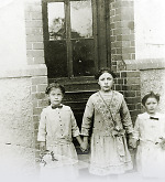 Vorschaubild Drei Schwestern aus Reiskirchen im Sonntagskleid, 1916