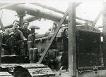Vorschaubild Arbeiter lenken eine Raupe in Stadtallendorf, 1947