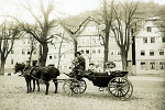 Vorschaubild Kutsche mit kostümierten Studenten in der Marburger Ketzerbach, 1903