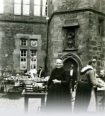 Vorschaubild Stände auf dem Marktplatz in Marburg; um 1950-1970