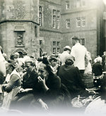 Vorschaubild Frauen in Trachten auf dem Markt in Marburg, um 1950-1970