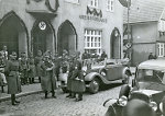 Vorschaubild Nationalsozialisten vor der Kreissparkasse in Marburg, um 1933