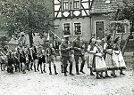 Vorschaubild Festzug mit HJ und Trachtenmädchen, um 1933
