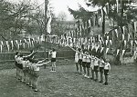 Vorschaubild Sportler hissen Fahne mit Hitlergruß, um 1933-1938