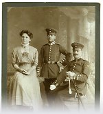 Vorschaubild Junge Frau mit ihren Brüdern in Frankenberg, um 1910