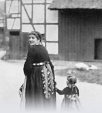 Vorschaubild Mutter mit Kind in Mardorf, 1936