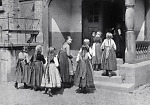 Vorschaubild Mädchen vor der Schule in Mardorf, 1936