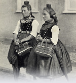 Vorschaubild Zwei Schwälmer Mädchen in Festtracht, um 1936