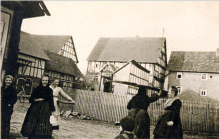 Frauen und Kinder vor dem Backhaus in Kirchvers, 1942