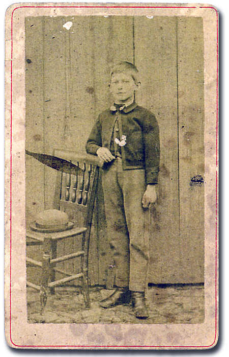 Junge aus Kirchvers in Sonntagstracht, um 1880