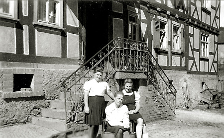 Mutter mit ihren Töchtern auf einem Hof in Rollshausen, 1943