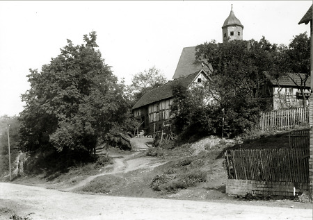 Der Kirchberg in Rollshausen mit Kirche und Haus eines Tagelöhners, um 1920