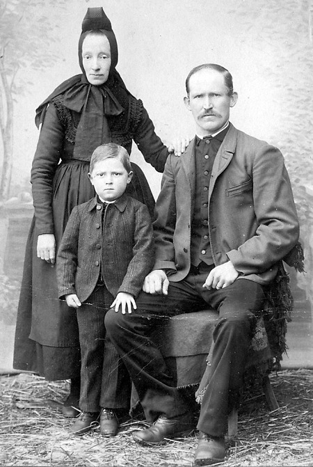 Ehepaar mit Sohn aus Rollshausen, um 1908