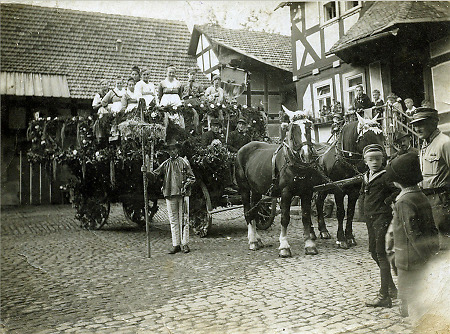 Festwagen zum Erntedank auf einem Hof in Rollshausen, 1936?