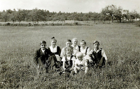 Dorfjugend in Rollshausen, um 1940