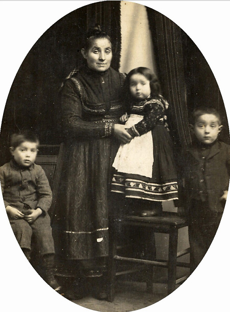 Mutter aus Rollshausen mit ihren drei Kindern, um 1917