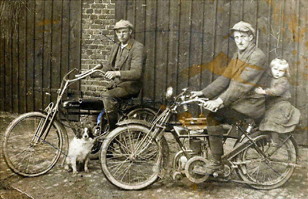 Zwei Männer aus Rollshausen auf Motorrädern, 1924