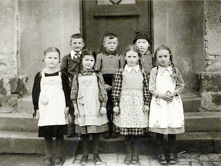 Schulkinder in Rollshausen, um 1950