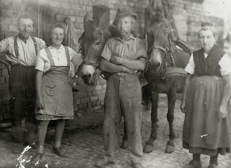 Familie eines Landwirts in Rollshausen, um 1945