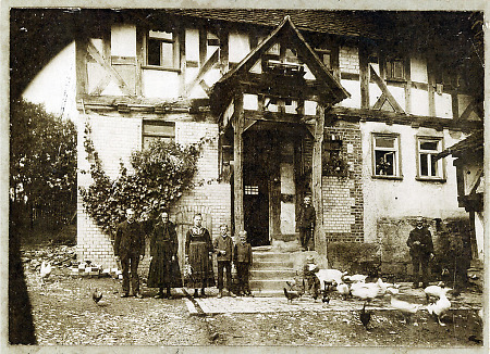 Familie eines Landwirts aus Kirchvers vor ihrem Haus, um 1916/17