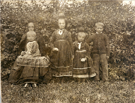 Mutter aus Kirchvers mit ihren vier Kindern, um 1900
