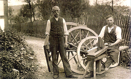Stellmachermeister auf der Etzelmühle mit Lehrling, um 1920