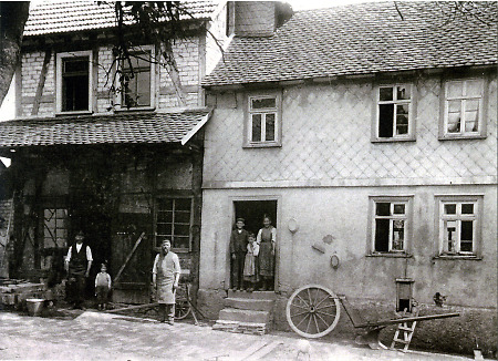 Innenhof einer Schmiede in Kirchvers, um 1920