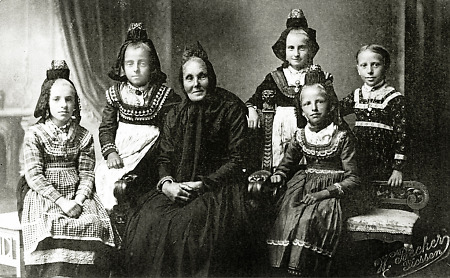 Tagelöhnerin aus Kirchvers mit fünf Mädchen aus dem Dorf, um 1920/22