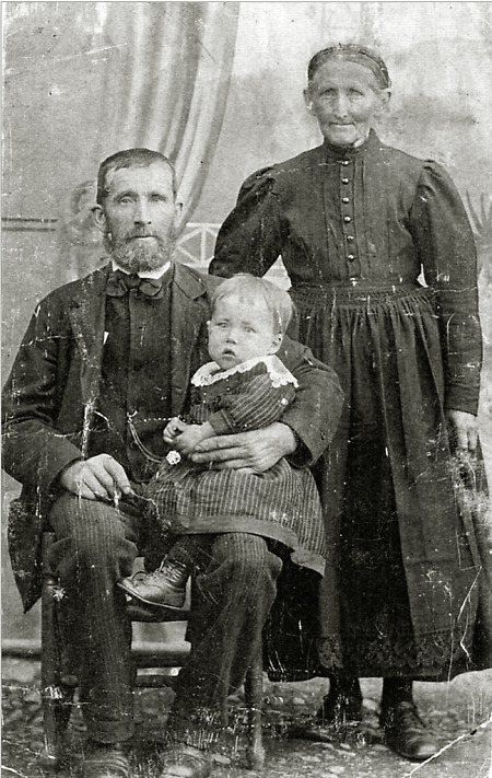 Ehepaar aus der Hardtmühle mit ihrem Enkelkind, um 1909/10
