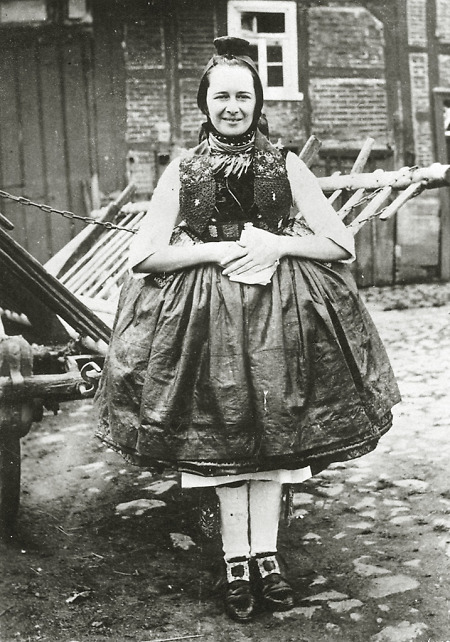 Junge Frau in Schwälmer Tracht in Hauptschwenda, um 1930