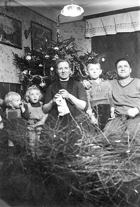 Familie in Hattendorf in der Weihnachtszeit, 1943