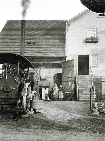 Dreschmaschine auf einem Hof in Hattendorf, um 1935