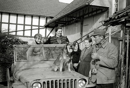 Familie in Hattendorf mit einem Jeep, um 1960