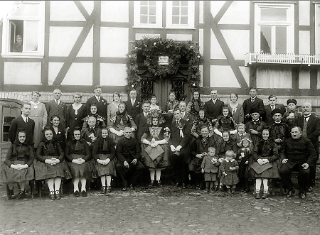 Hochzeitsgesellschaft in Hauptschwenda, 4. Dezember 1932