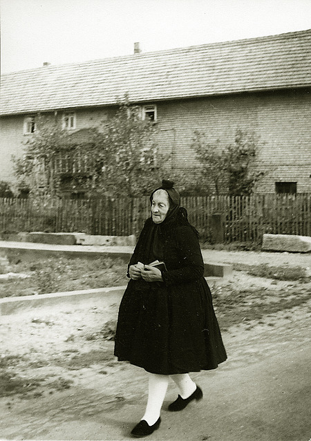 Ältere Frau in Hauptschwenda auf dem Weg zur Kirche, 1950er Jahre