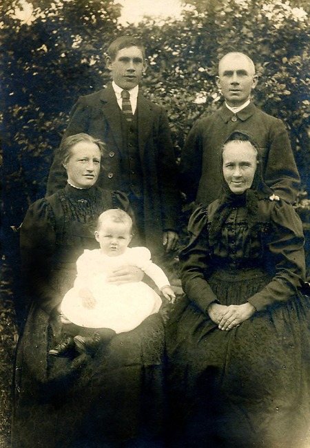 Drei Generationen einer Familie in Olberode, 1929