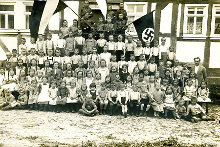 Schüler und Lehrer der Schule in Ottrau, um 1934