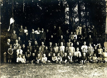 Schüler und Lehrer der Schule in Ottrau, 1924