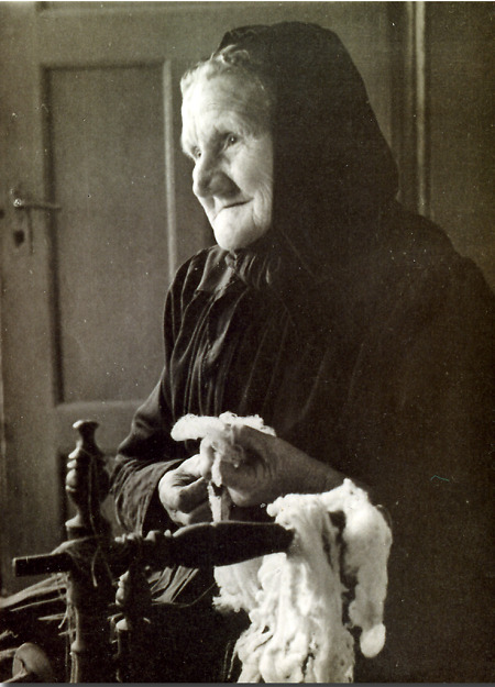 Alte Frau aus Christerode beim Spinnen, um 1950