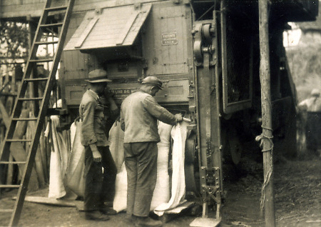 Zwei Männer an der Dreschmaschine in Christerode, 1925