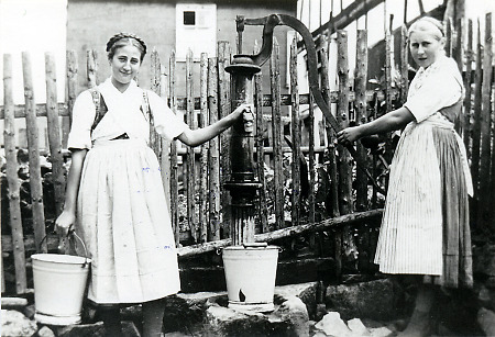 Junge Frauen in (Stadt-)Allendorf an der Pumpe, 1930er Jahre