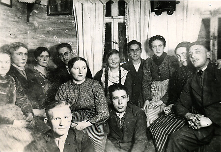 Junge Leute in der (Stadt-)Allendorfer Spinnstube, 1930er Jahre