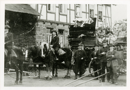 Packwagen mit der Aussteuer einer Braut in (Stadt-)Allendorf, 1920er Jahre