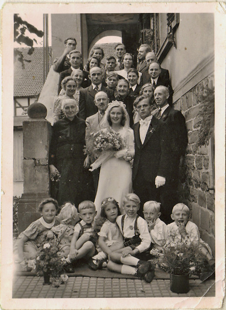 Hochzeitsgesellschaft in Hebel, 1947